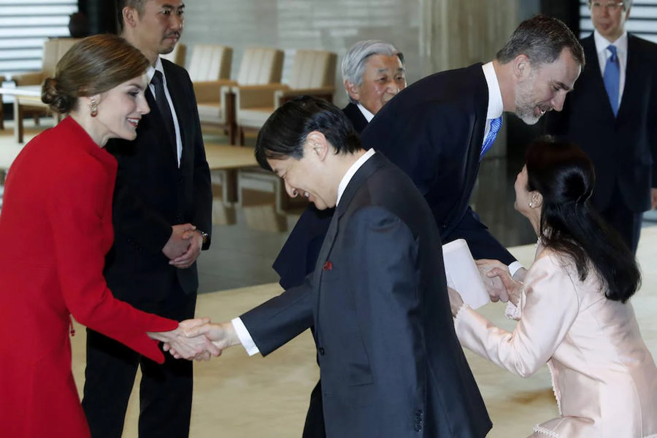 Los Reyes saludan al Príncipe heredero Naruhito y su esposa, la Princesa Masako, en presencia del emperador Akihito, durante la ceremonia de bienvenida, celebrada este miércoles.