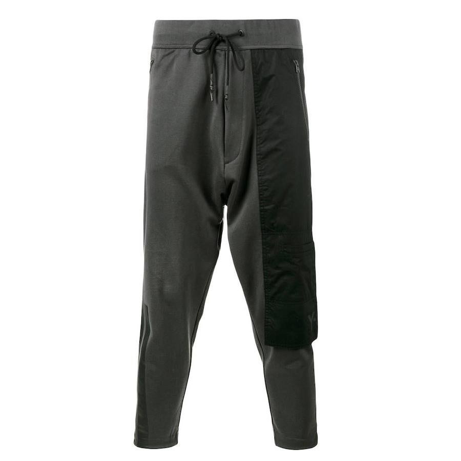 Pantalón deportivo con bolsillo de contraste (250€)