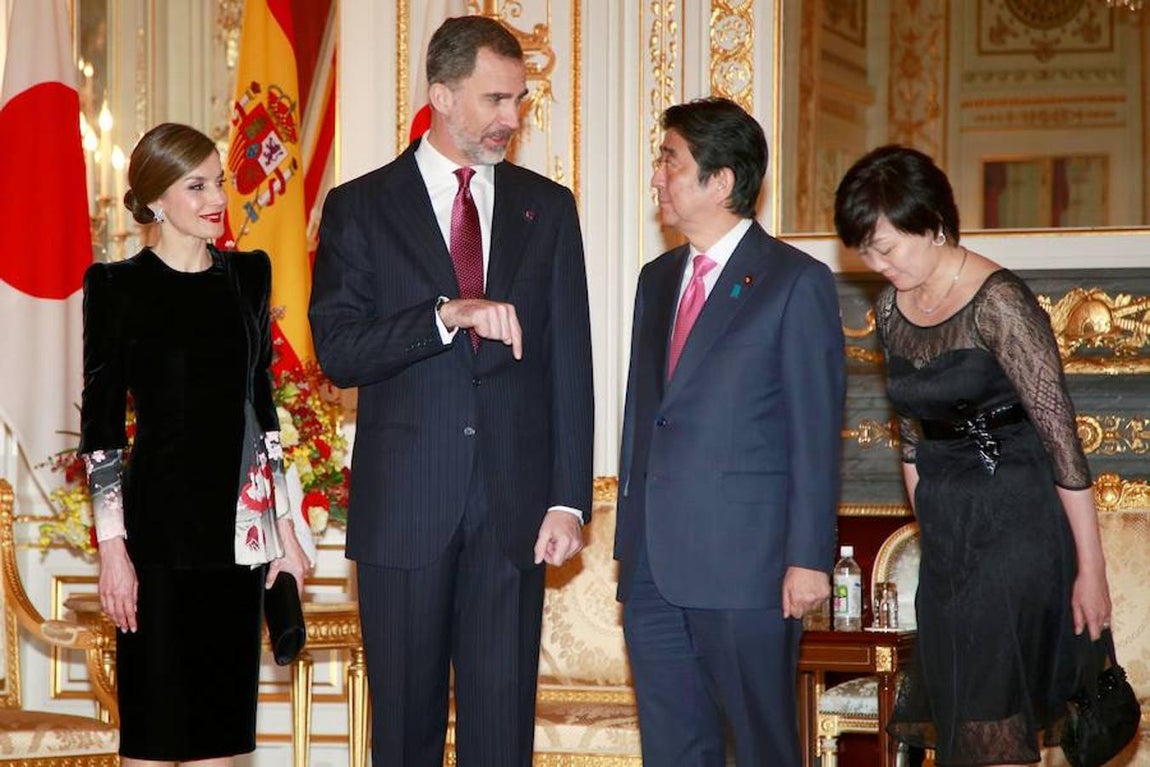 Don Felipe y Doña Letizia en una reunión con el primer ministro nipón, Shinzo Abe, y su esposa, Akie, en el Palacio Akasaka.. 