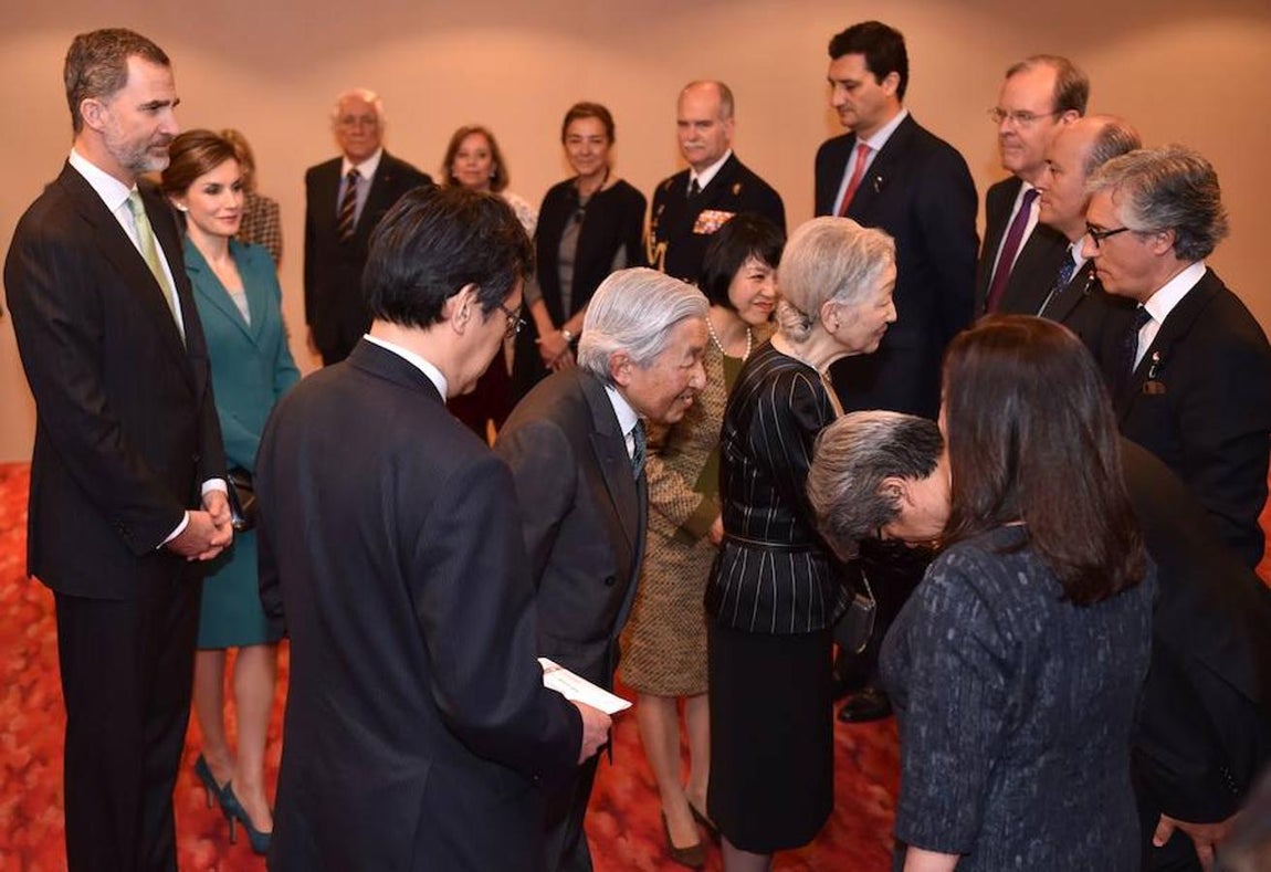Don Felipe y Doña Letizia con el Emperador Akihito y la Emperatriz Michiko en el Santuario Sengen, en Shizuoka.. 