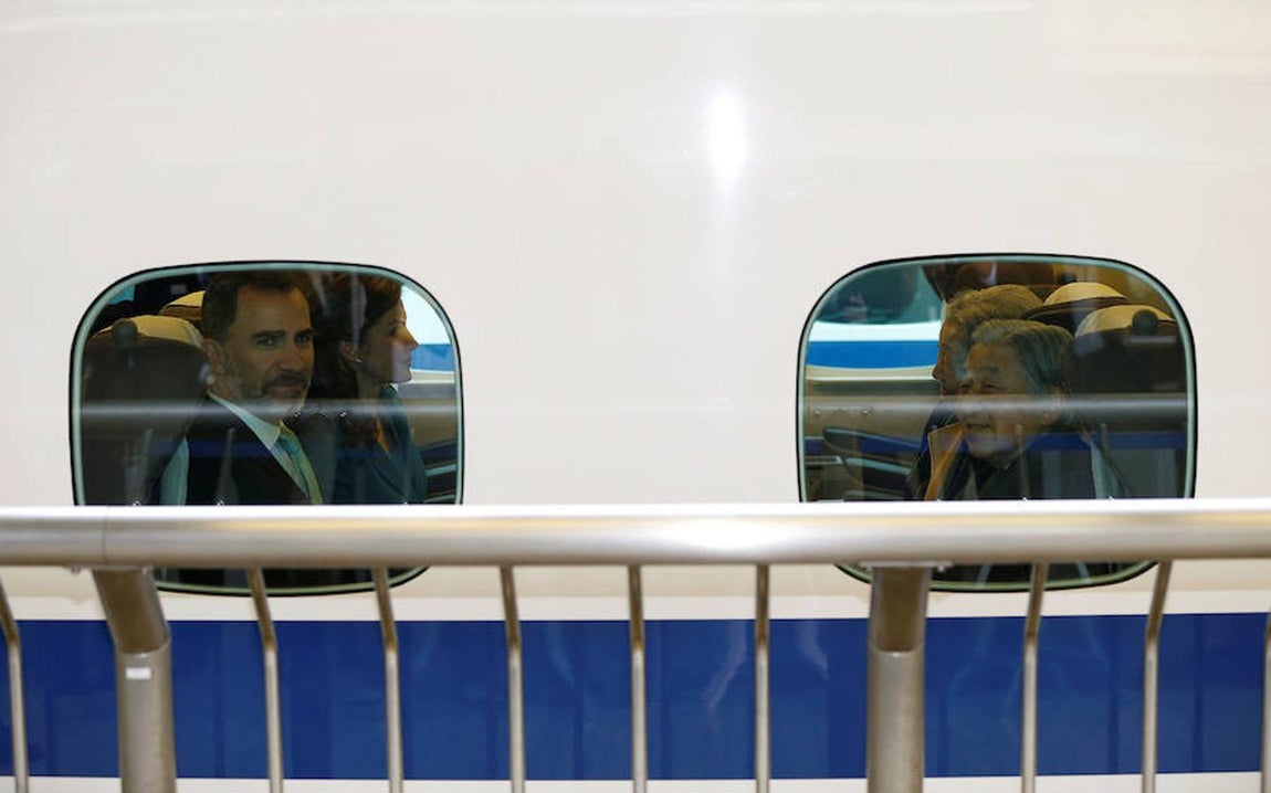 Don Felipe y Doña Letizia con el Emperador Akihito y la Emperatriz Michiko en un tren que va desde Tokio hasta Shizuoka, donde han permanecido un día.. 