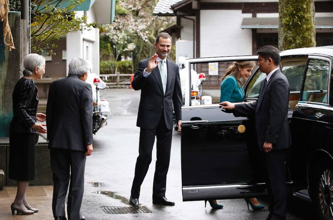 Don Felipe y Doña Letizia se despiden del Emperador Akihito y la Emperatriz Michiko y abandonan el Santuario Sengen, en Shizuoka,. 