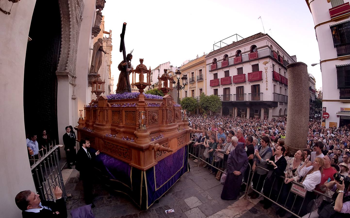 Las fotos del Cristo de la Corona el Viernes de Dolores de la Semana Santa de Sevilla 2017