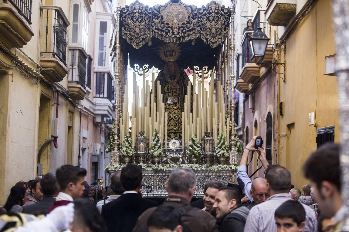 Fotos: El cortejo procesional de la Virgen de los Dolores en imágenes