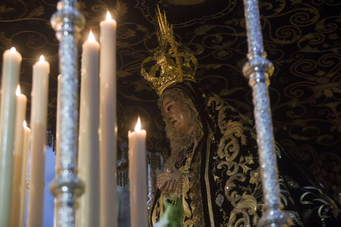 Fotos: El cortejo procesional de la Virgen de los Dolores en imágenes