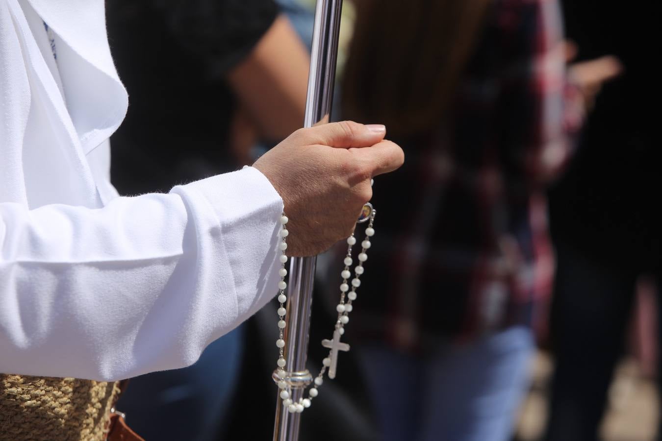 Un Domingo de Ramos movido por el viento en la Semana Santa de Cádiz