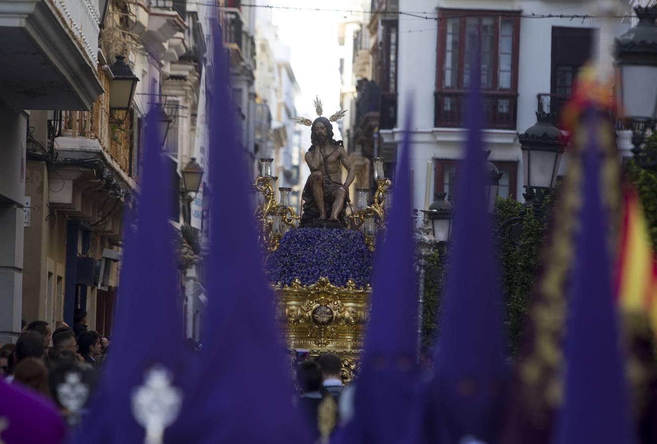 Un Domingo de Ramos movido por el viento en la Semana Santa de Cádiz