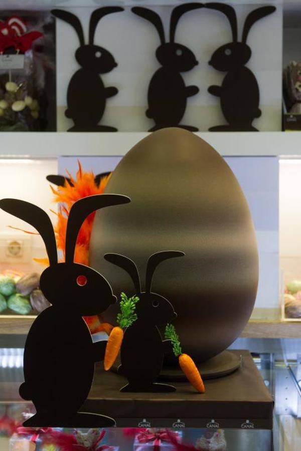 Un tradicional huevo de Pascua de chocolate, con una curiosa decoración, de la Pastelería Canal