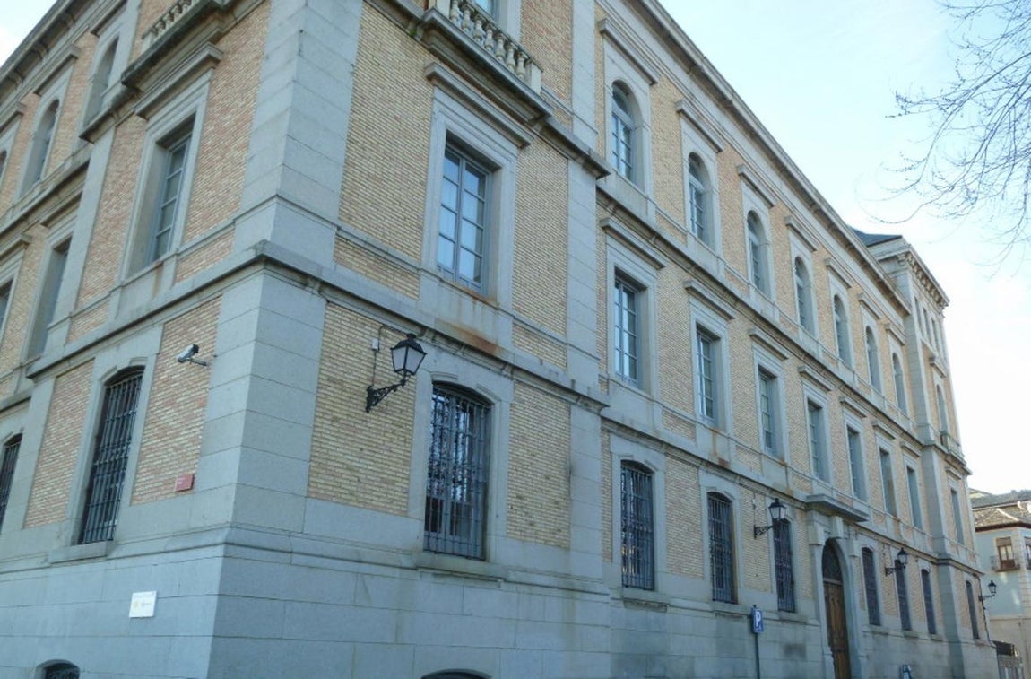 Edificio de la Diputación. Fachada de acceso a la Escuela Graduada San Servando. FOTO Rafael del Cerro. 