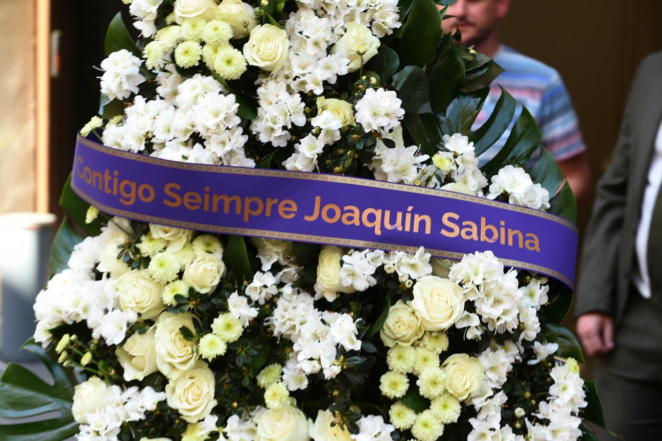 El cantautor Joaquín Sabina ha hecho llegar su corona de flores a la sede del PSOE en la calle Ferraz de Madrid, donde se ha instalado la capilla ardiente de Carme Chacón. EFE