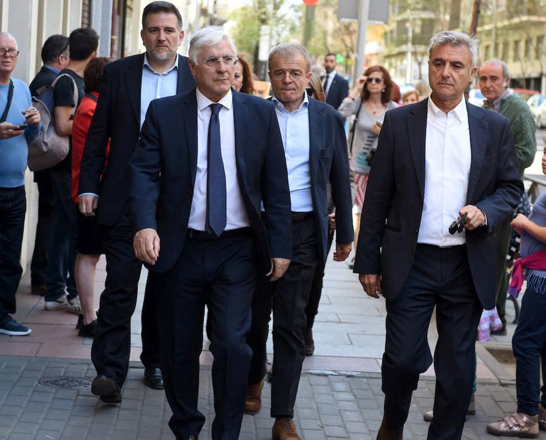 El expresidente de Castilla-La Mancha José María Barreda (i), y el exsecretario de Estado de Comunicación, Miguel Barroso (d), exmarido de Chacón, a su llegada a la sede del PSOE. EFE