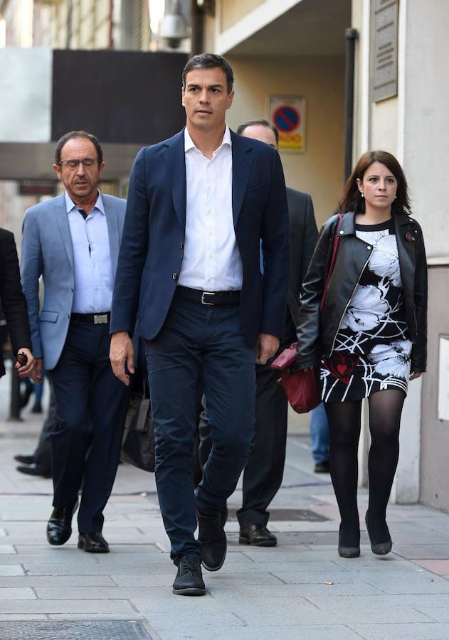 El exlíder socialista Pedro Sánchez en la sede del PSOE, en Madrid, donde se ha instalado la capilla ardiente para despedir a Carme Chacón. EFE