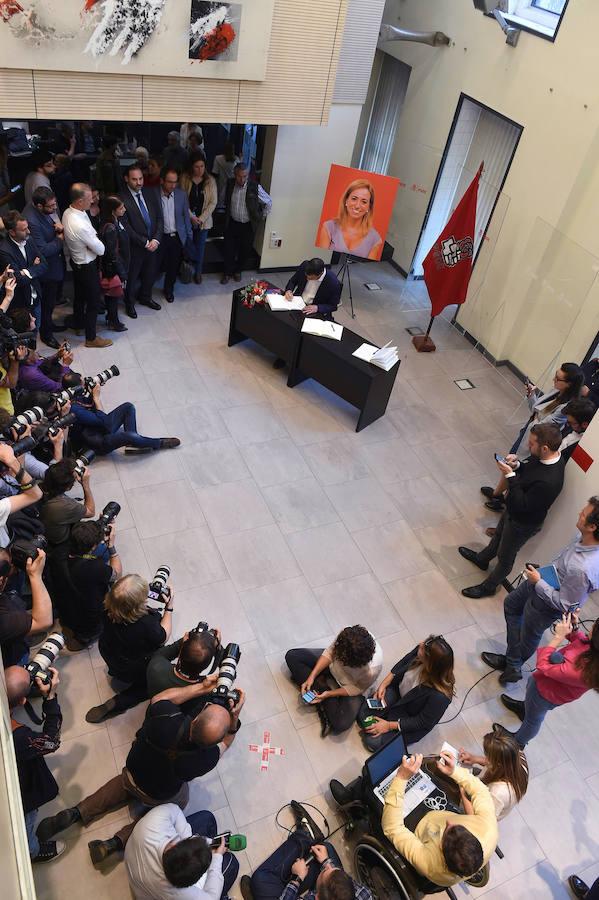 El exlíder socialista Pedro Sánchez en la sede del PSOE, en Madrid, donde se ha instalado la capilla ardiente para despedir a Carme Chacón. EFE