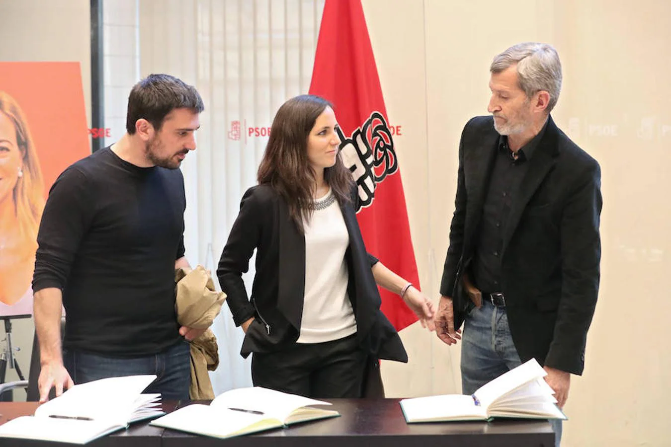 El ex jefe del Estado Mayor de la Defensa y miembro de Podemos José Julio Rodríguez (d), junto a la diputada de este partido Ione Belarra (c), y el secretario general en Madrid, Rafael Mayoral (i), tras firmar en el libro de condolencias