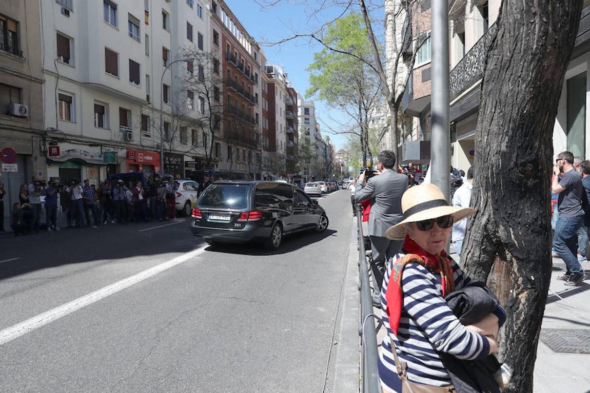 El coche fúnebre con los restos de Carme Chacón llega a la sede del PSOE en Ferraz. EFE