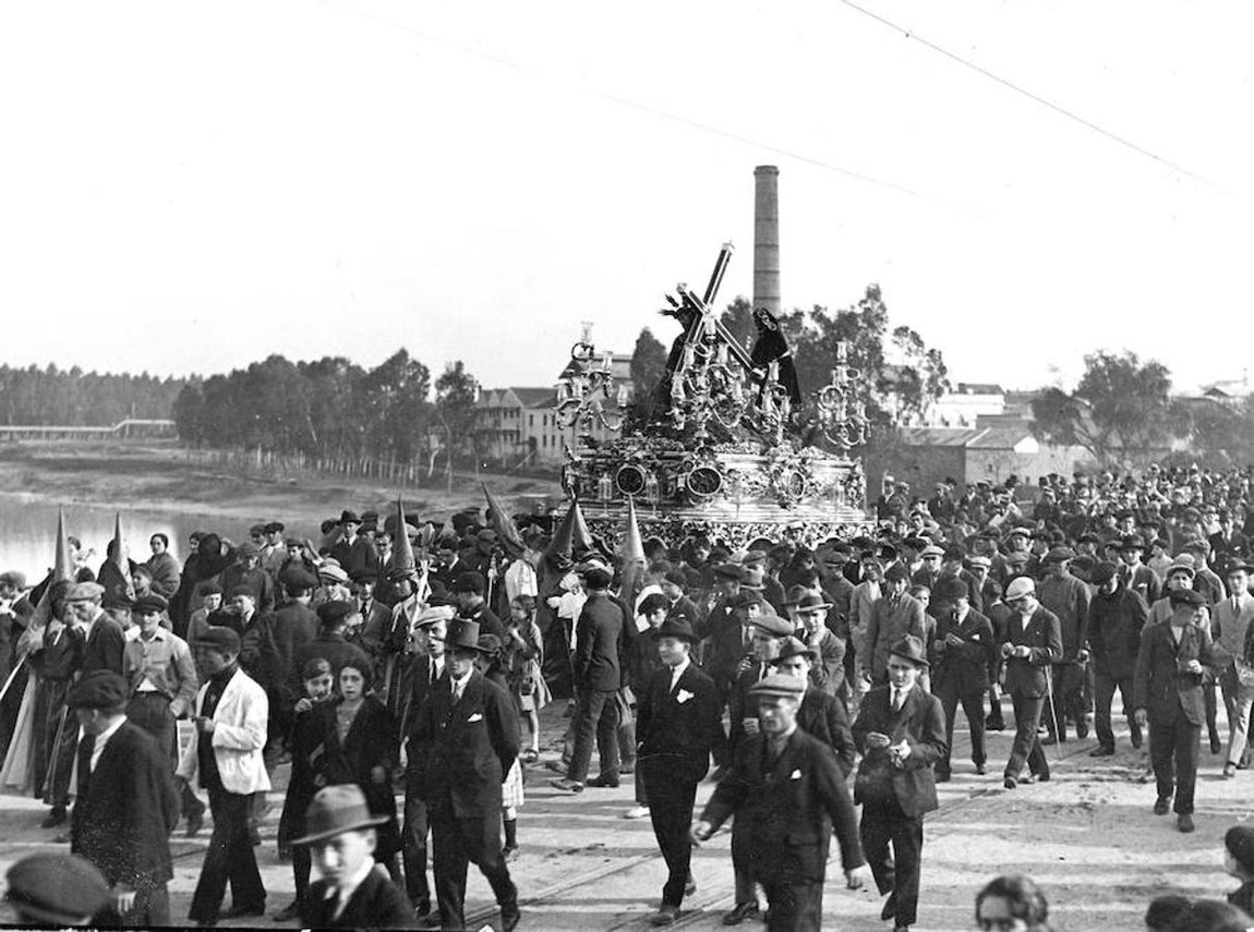 El Señor de las Tres Caídas de la hermandad de la Esperanza de Triana cruza el puente de Isabel II el Viernes Santo de 1900 en Sevilla. 