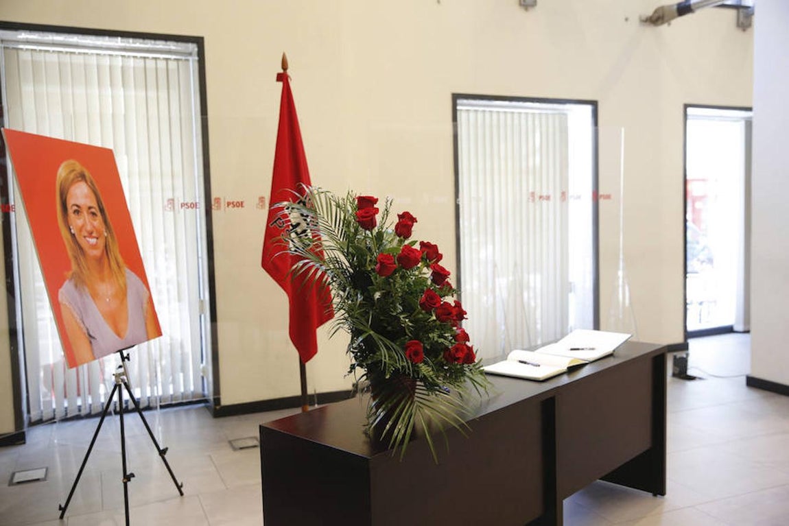 Libro de condolencias y un retrato de Carme Chacón en el interior de Ferraz. 