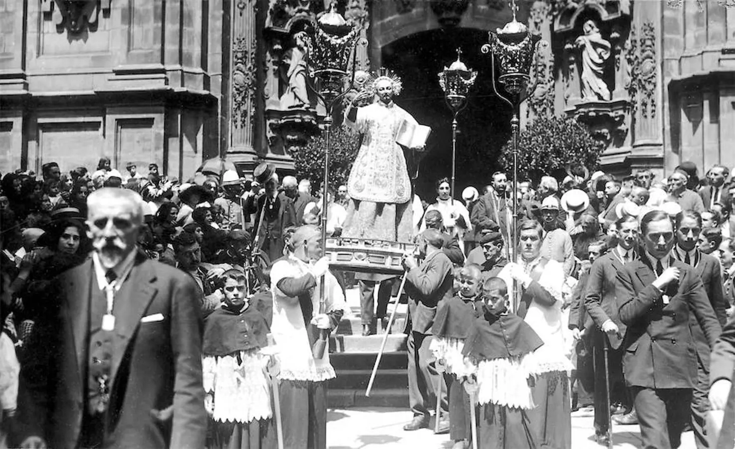 El paso de San Ignacio de Loyola al salir del templo de Santa María, en 1922 en San Sebastián