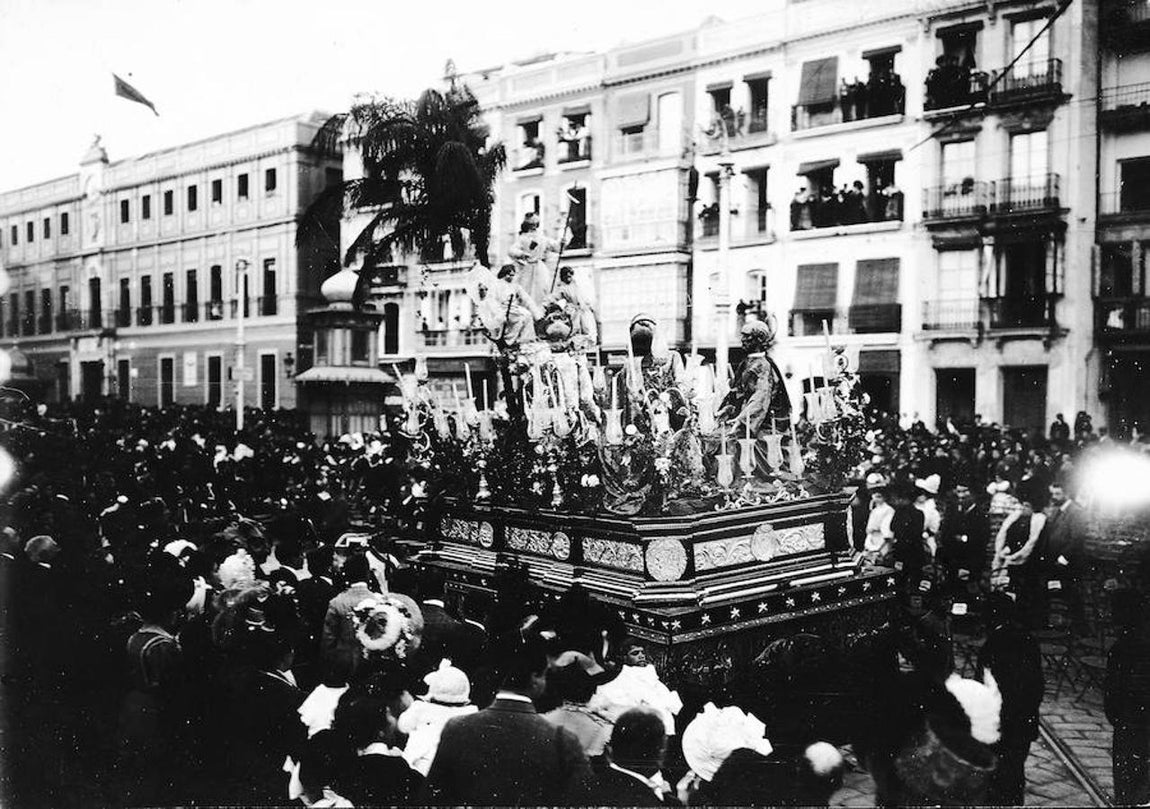 Paso del Triunfo de la Santa Cruz de Sevilla en 1909. 