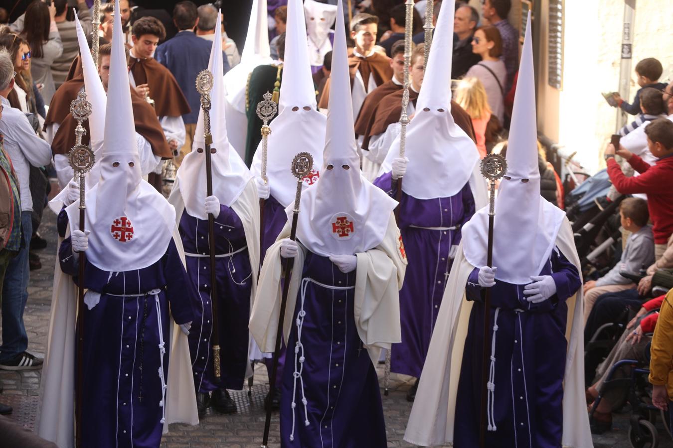 Solemnidad y pasión cofrade en las calles de Cádiz