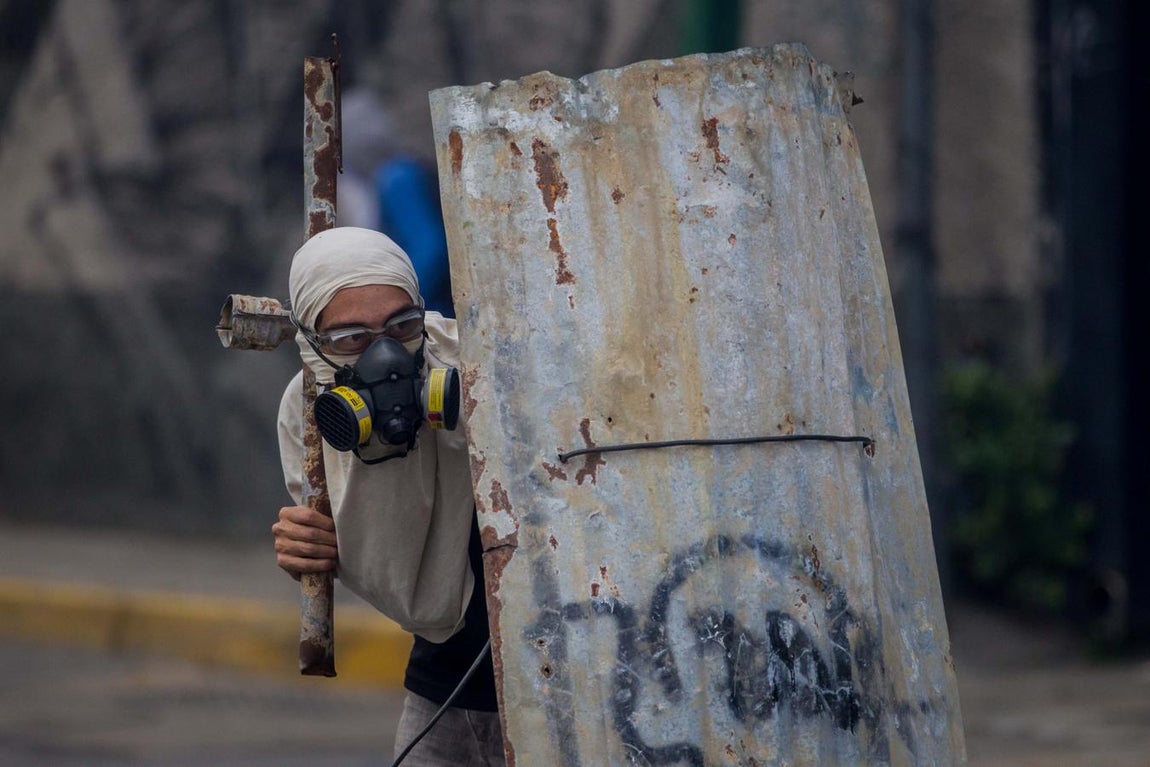 En imágenes: Fuego y gas lacrimógeno en la quinta jornada de protestas en Caracas