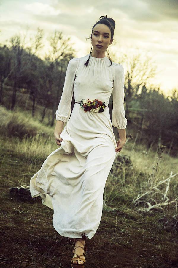 Vestido de Alicia Rueda, cinturón de Yulia Ermita y sandalias de Genuins. 