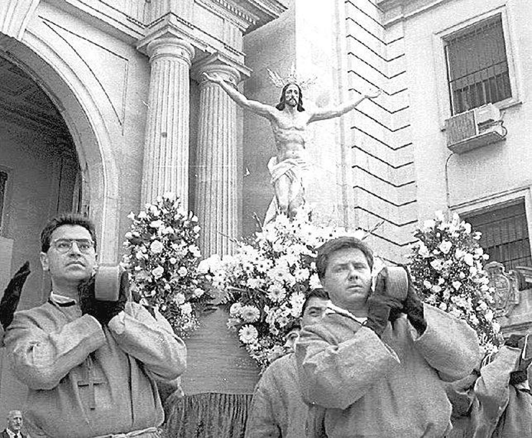 Veinticuatro cofradías y más de catorce mil cofrades participaron en la Semana Santa de Alicante de 1997. 