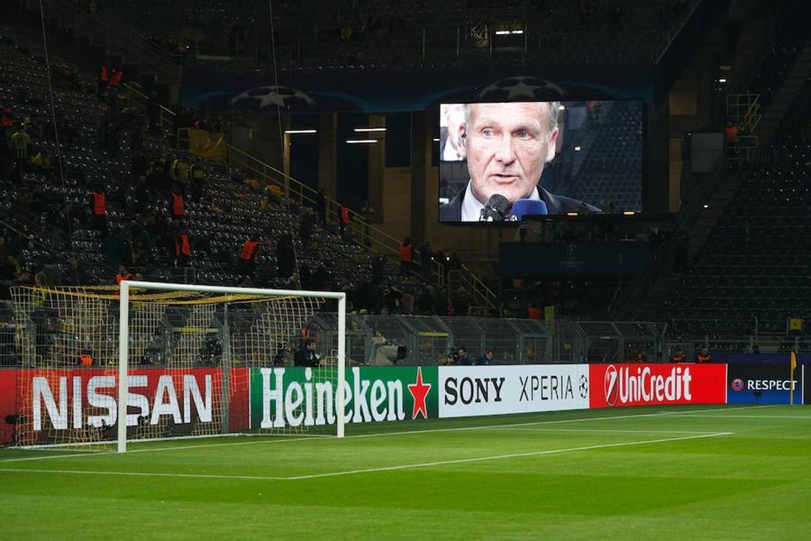 A través del videomarcador y la megafonía del Signal Iduna Park se informó a los aficionados de que no había riesgo para ellos. Más tarde les avisaron del aplazamiento del partido y pudieron abandonar sus localidades. AFP
