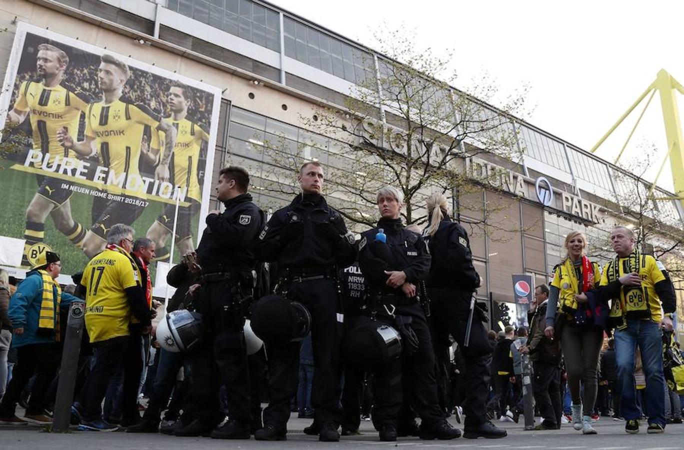 La policía informó rápidamente de que los aficionados situados en el estadio no corrían ningún peligro