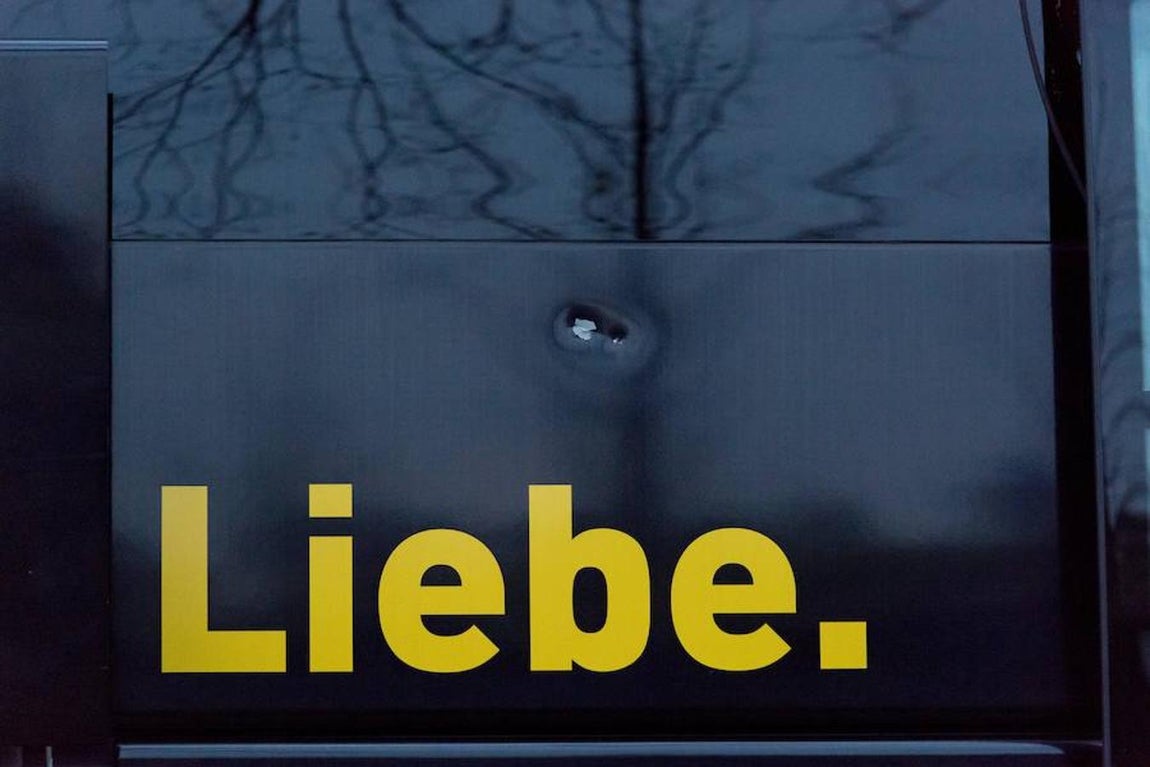 Detalle de cómo quedó el autobús del Borussia tras las tres explosiones. EFE