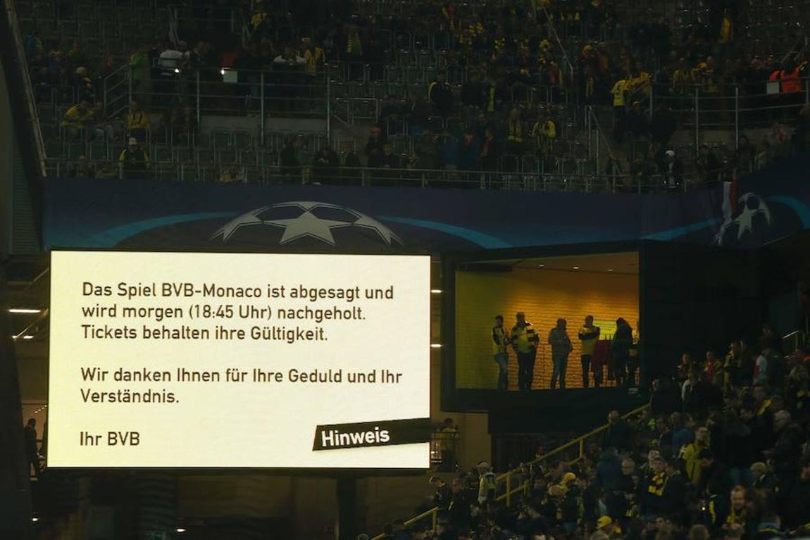A través del videomarcador y la megafonía del Signal Iduna Park se informó a los aficionados de que no había riesgo para ellos. Más tarde les avisaron del aplazamiento del partido y pudieron abandonar sus localidades. Reuters
