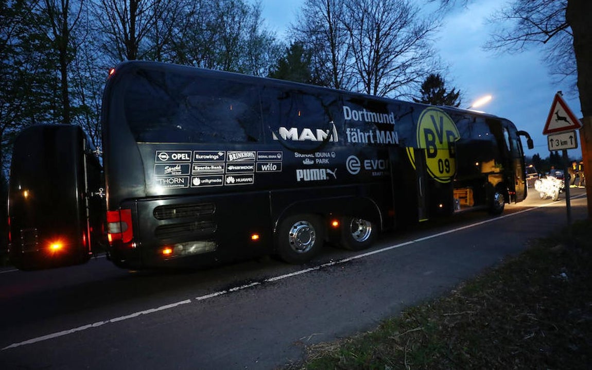 Así quedaron las lunas del autobús del Borussia de Dortmund. la policía confirmó tres explosiones junto al autobús. Reuters