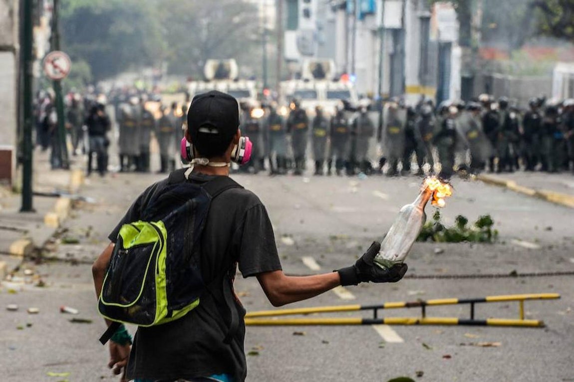 En imágenes: Fuego y gas lacrimógeno en la quinta jornada de protestas en Caracas