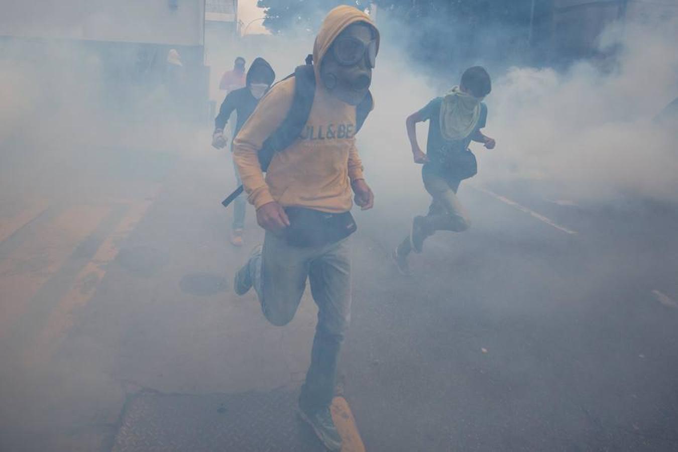 En imágenes: Fuego y gas lacrimógeno en la quinta jornada de protestas en Caracas