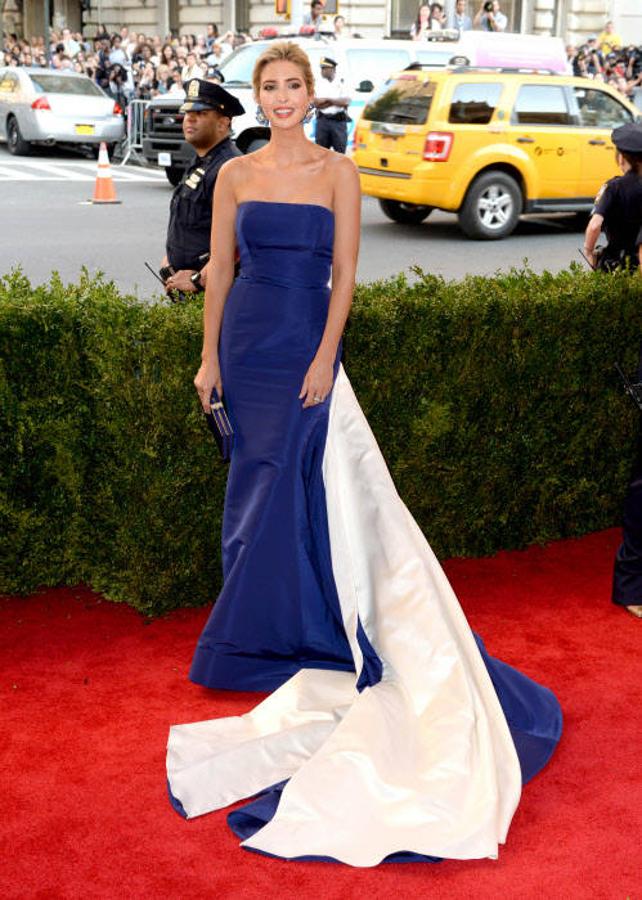 2015. La empresaria apareció en la alfombra roja de la gala espectacular, con un vestido azul con una larga cola blanca, que acompañaba a Ivanka de manera elegante, diseñado por Prabal Gurung. Unos pendientes de diamantes y zafiro amarillo de la firma Cindy Chao en forma de rosa completaron el estilo