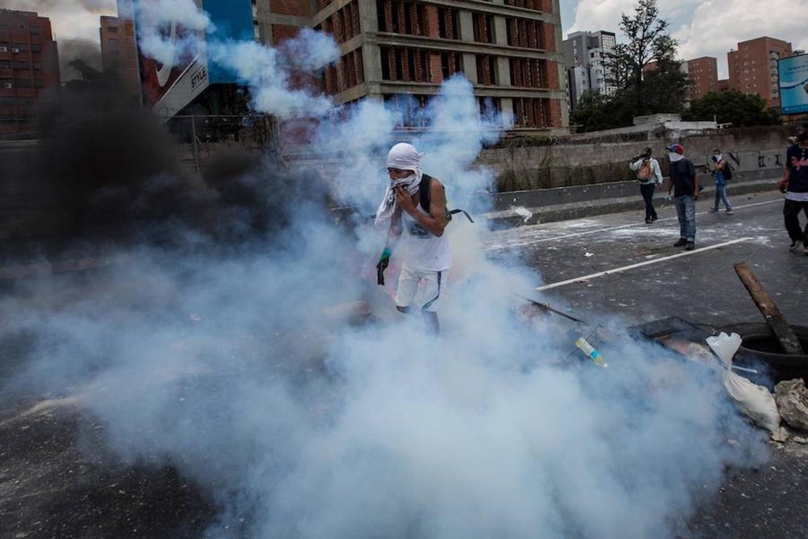 En imágenes: Fuego y gas lacrimógeno en la quinta jornada de protestas en Caracas