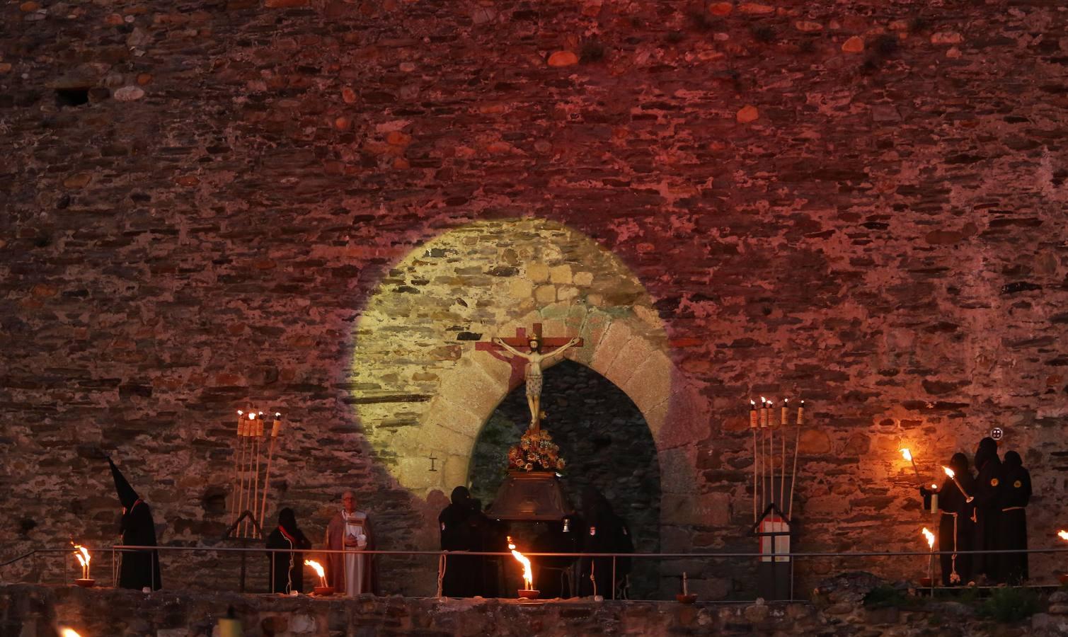 Varios centenares de personas siguieron en la calle el trayecto de los cofrades que portaron el paso del Cristo de la Fortaleza. 