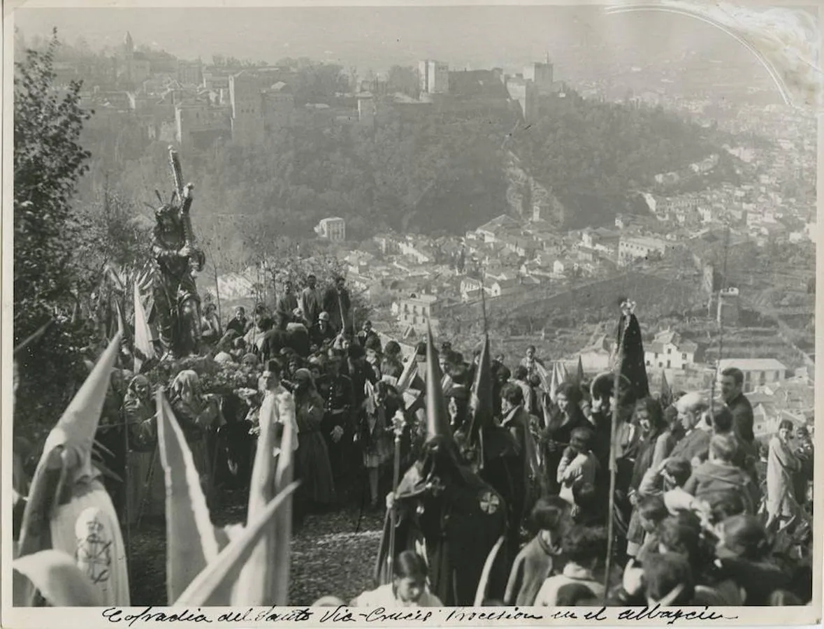 La Real Hermandad del Santo Vía-Crucis marcha con el paso del Jesús de la Amargura en Granada. Años 30.