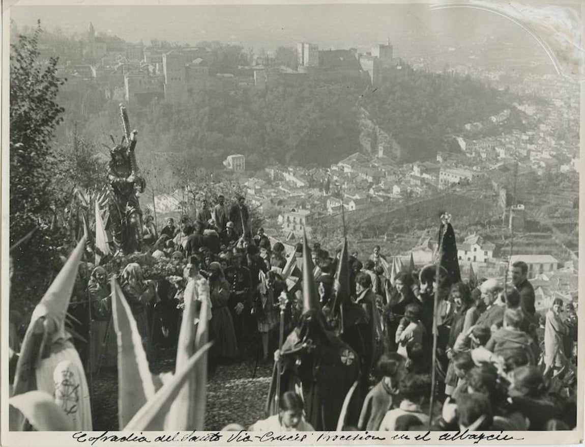 La Real Hermandad del Santo Vía-Crucis marcha con el paso del Jesús de la Amargura en Granada. Años 30.. 