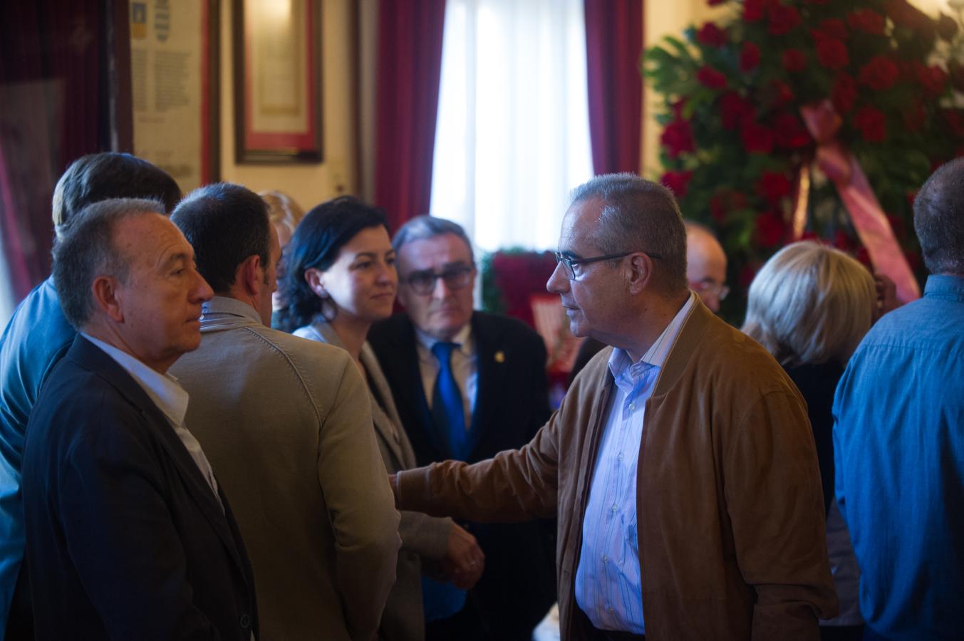 Un grupo de personas acude a la despedida de Carme Chacón en el Ayuntamiento de Esplugues de Llobregat. 