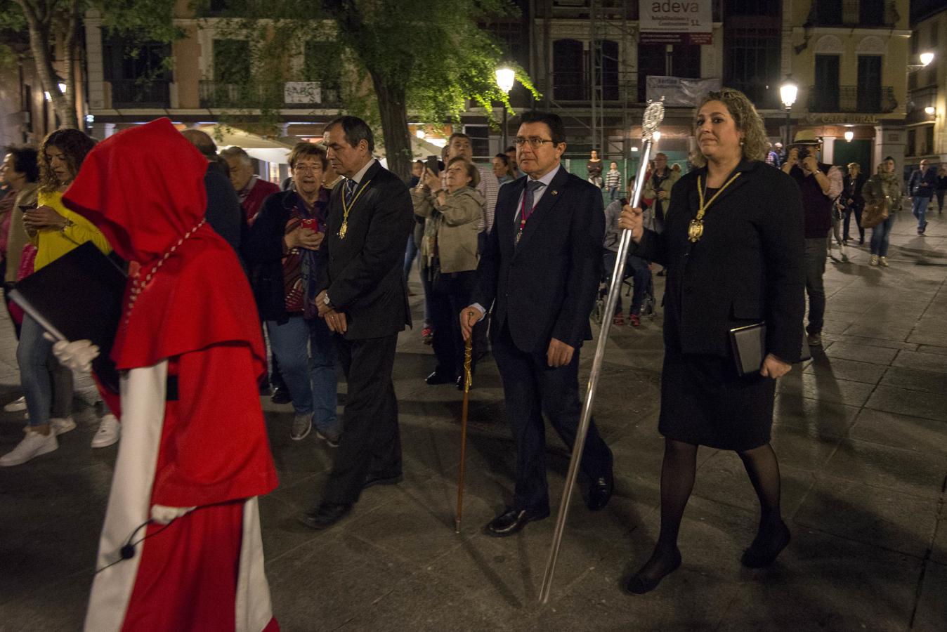 El concejal Teo García, con el Santísimo Cristo de los Ángeles. 