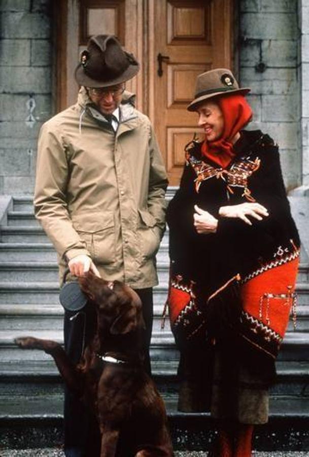 La Reina Fabiola de Bélgica y el Rey belga Baudouin posan con su perro el abril de 1976 en el Castillo Real de Laeken, Bruselas. 