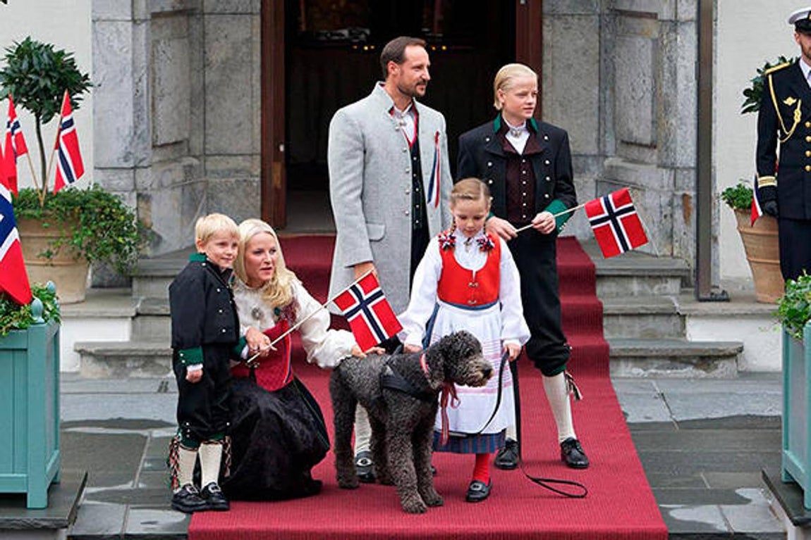 Príncipe y la Princesa de Noruega Haakon y Mette-Marit posaron con sus hijos, Ingrid Alexandra, Sverre Magnus y Marius Borg Høiby, fruto de su primer matrimonio, y el perro de la familia, en el Crown Prince. 