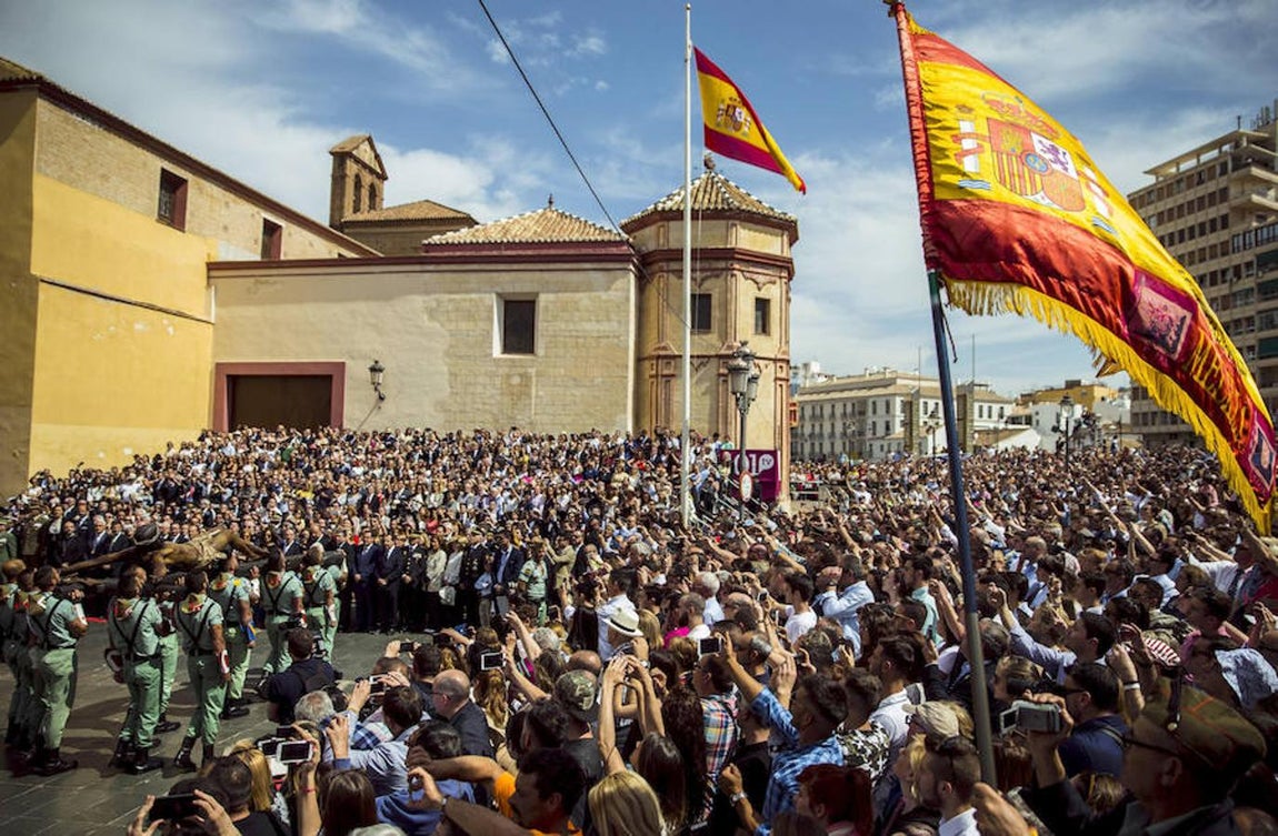 Vista de la plaza de Fray Alonso de Santo Tomás, donde cientos de personas observan el acto de traslado del Santísimo Cristo de la Buena Muerte y Ánimas «Cristo de Mena», por los legionarios del Tercio «D.Juan de Austria»,III de La Legión, hoy Jueves Santo en Málaga.. 