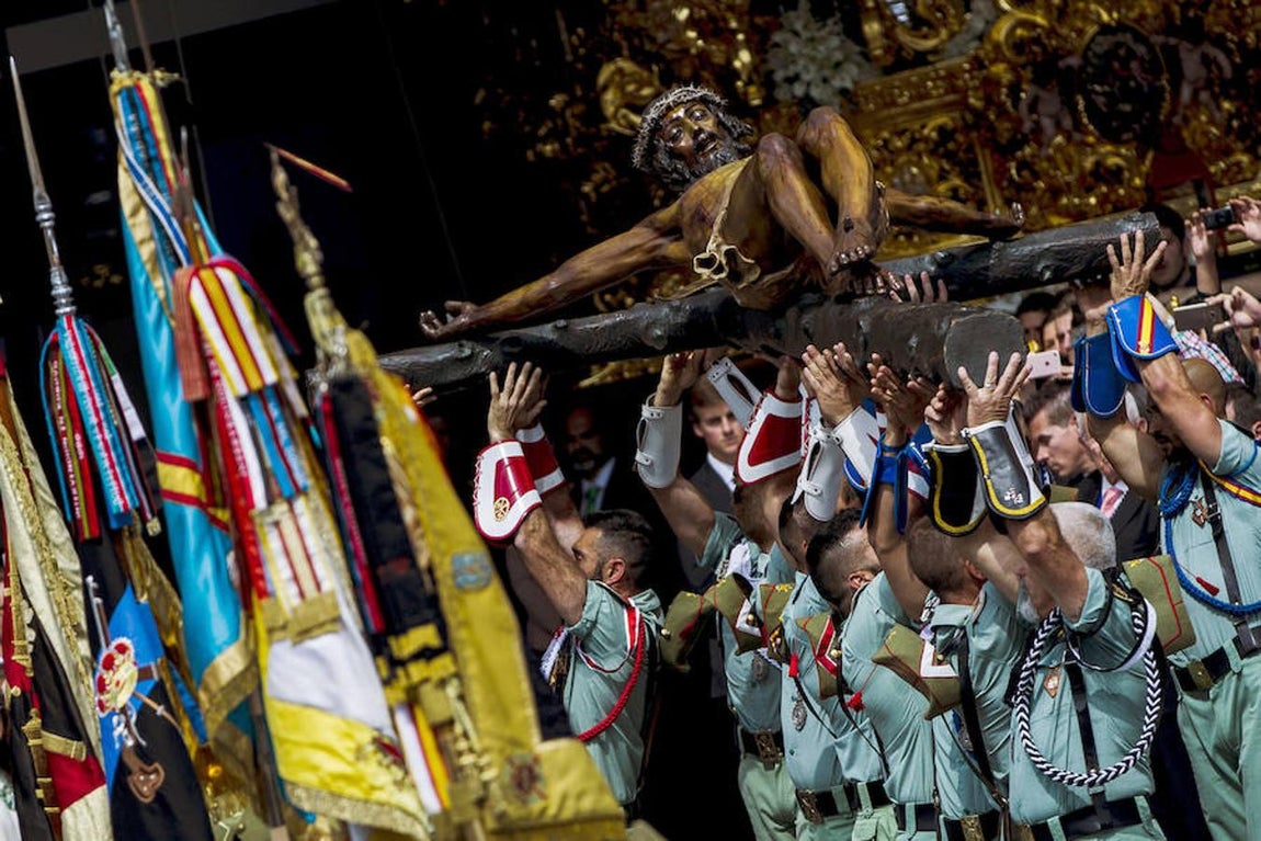 Los legionarios del Tercio «D.Juan de Austria», III de La Legión, trasladan el Santísimo Cristo de la Buena Muerte y Ánimas «Cristo de Mena». 