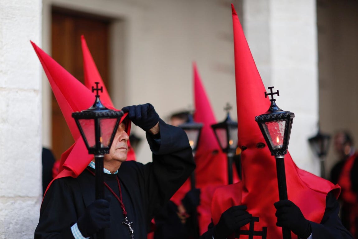 Cientos de fieles arropan en Valladolid al Santísimo Cristo de la Luz en la procesión universitaria
