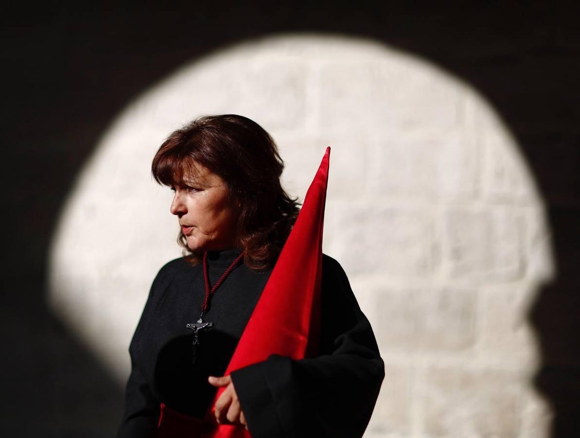 Cientos de fieles arropan en Valladolid al Santísimo Cristo de la Luz en la procesión universitaria