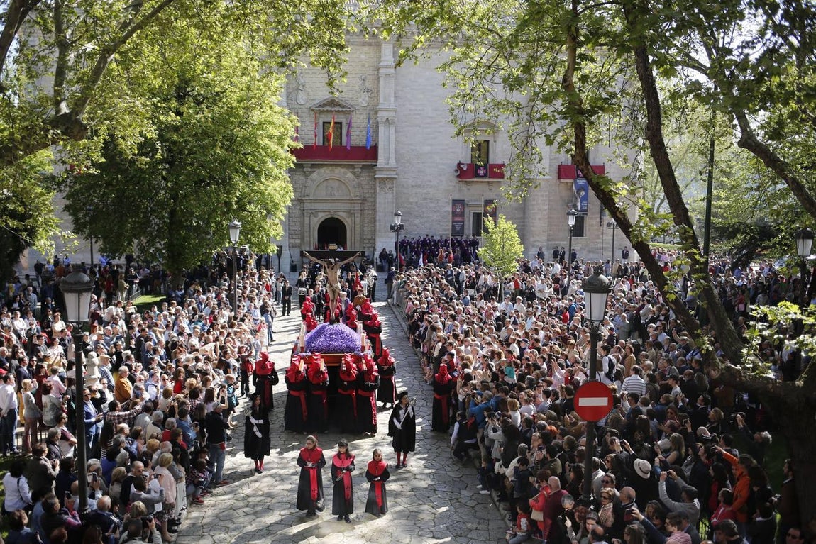 Cientos de fieles arropan en Valladolid al Santísimo Cristo de la Luz en la procesión universitaria