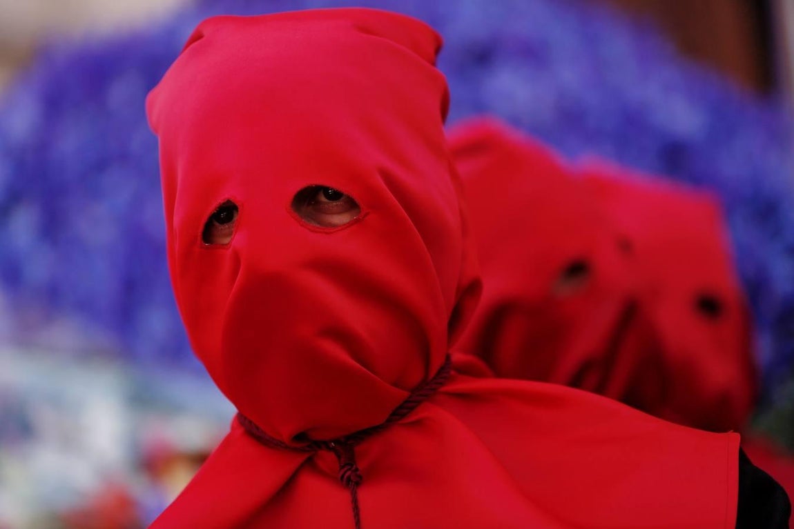 Cientos de fieles arropan en Valladolid al Santísimo Cristo de la Luz en la procesión universitaria