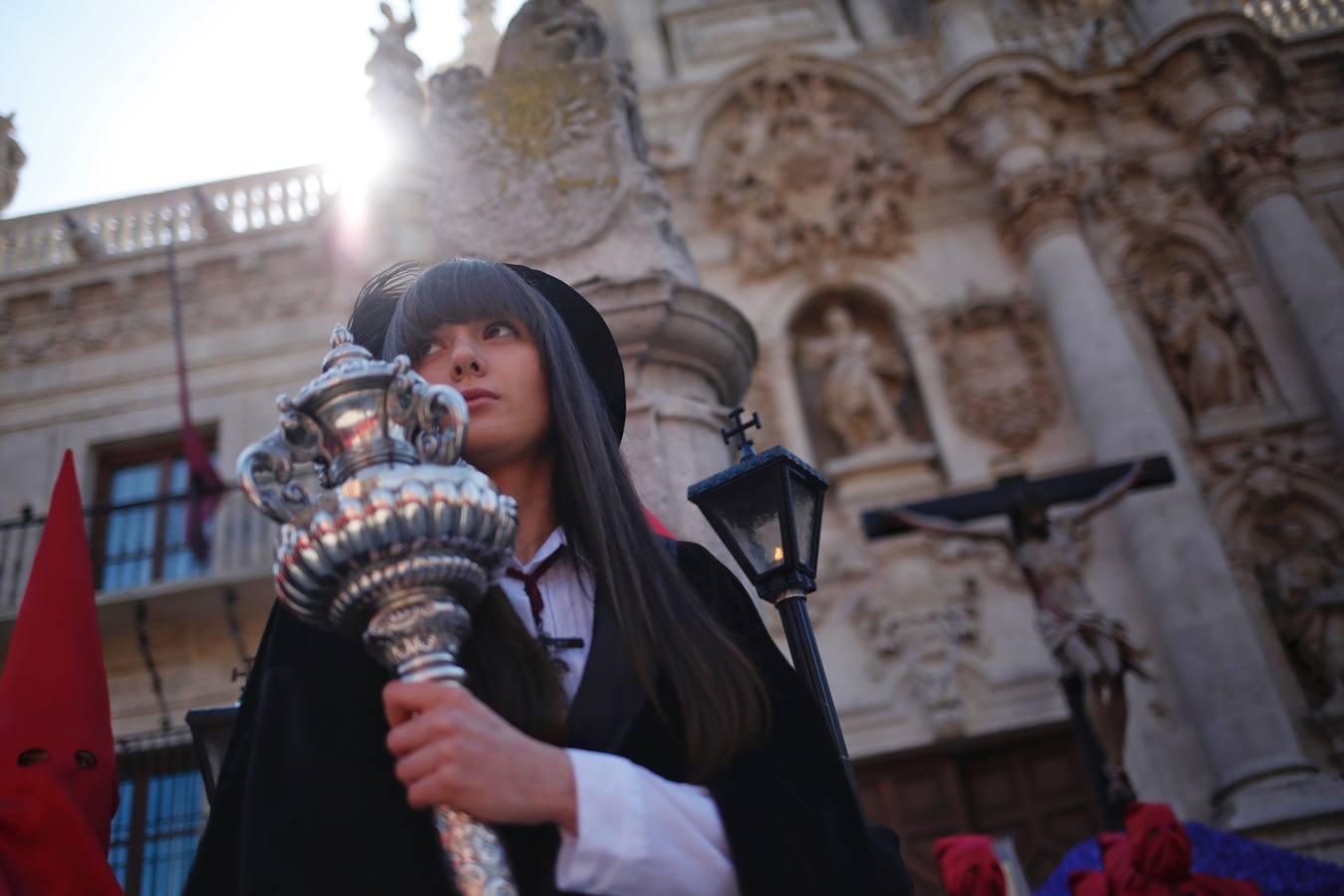 Cientos de fieles arropan en Valladolid al Santísimo Cristo de la Luz